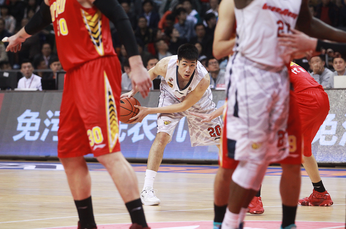 九游体育-太狠了！皇家社会清晨远射贴柱布莱顿围绕CBA常规赛绝杀压哨，山东男篮加时末段调整名单